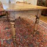 table d'office en noyer blond, pieds tournés, belle patine, excellent état.