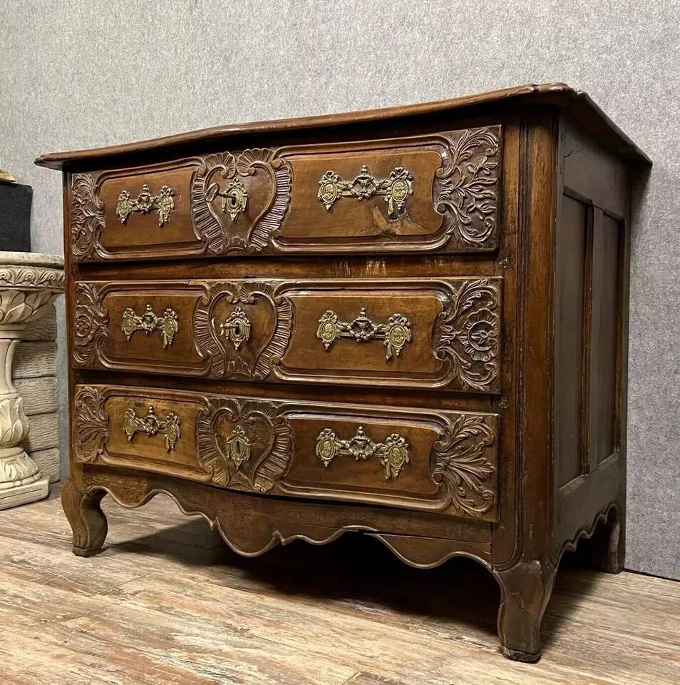 Curved and carved Lyonnaise chest of drawers from the Louis XV period in solid walnut