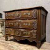 Curved and carved Lyonnaise chest of drawers from the Louis XV period in solid walnut