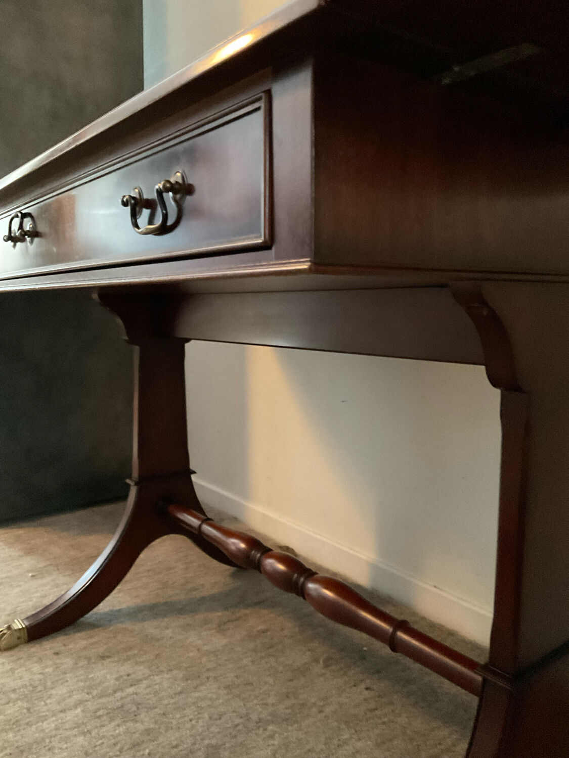 Old English desk Heldense in mahogany