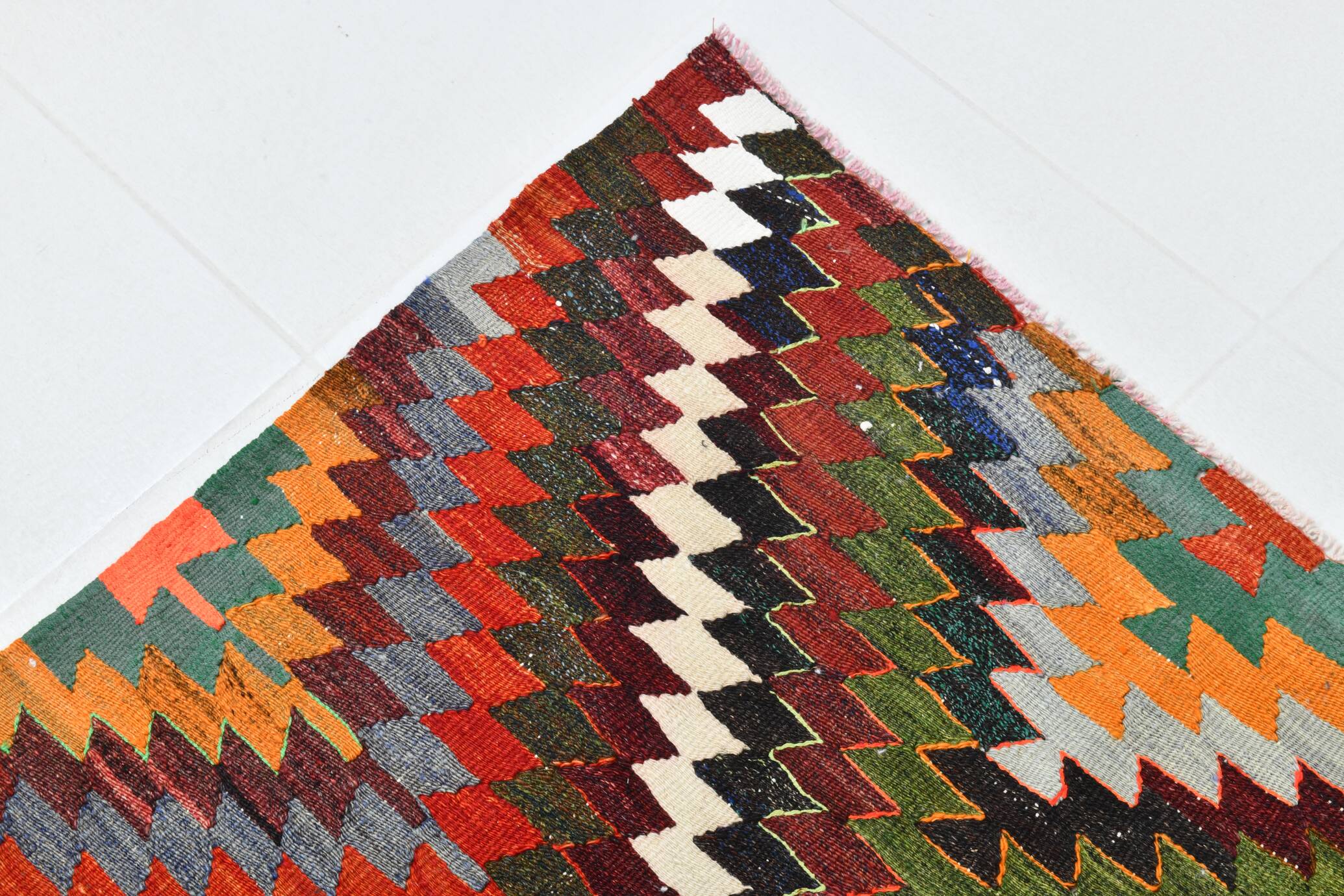 Tapis kilim géométrique multicolore – Explosion de motifs et de caractère