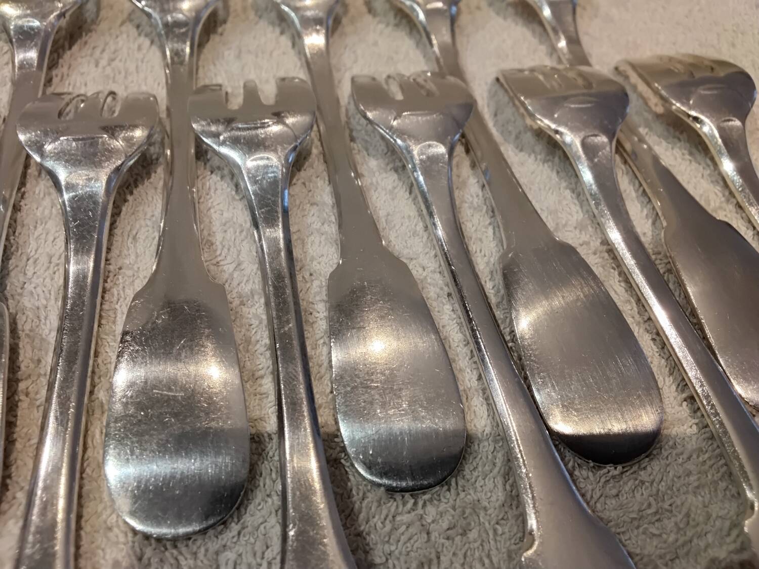 12 silver-plated oyster forks by Christofle Cluny, 14.9cm