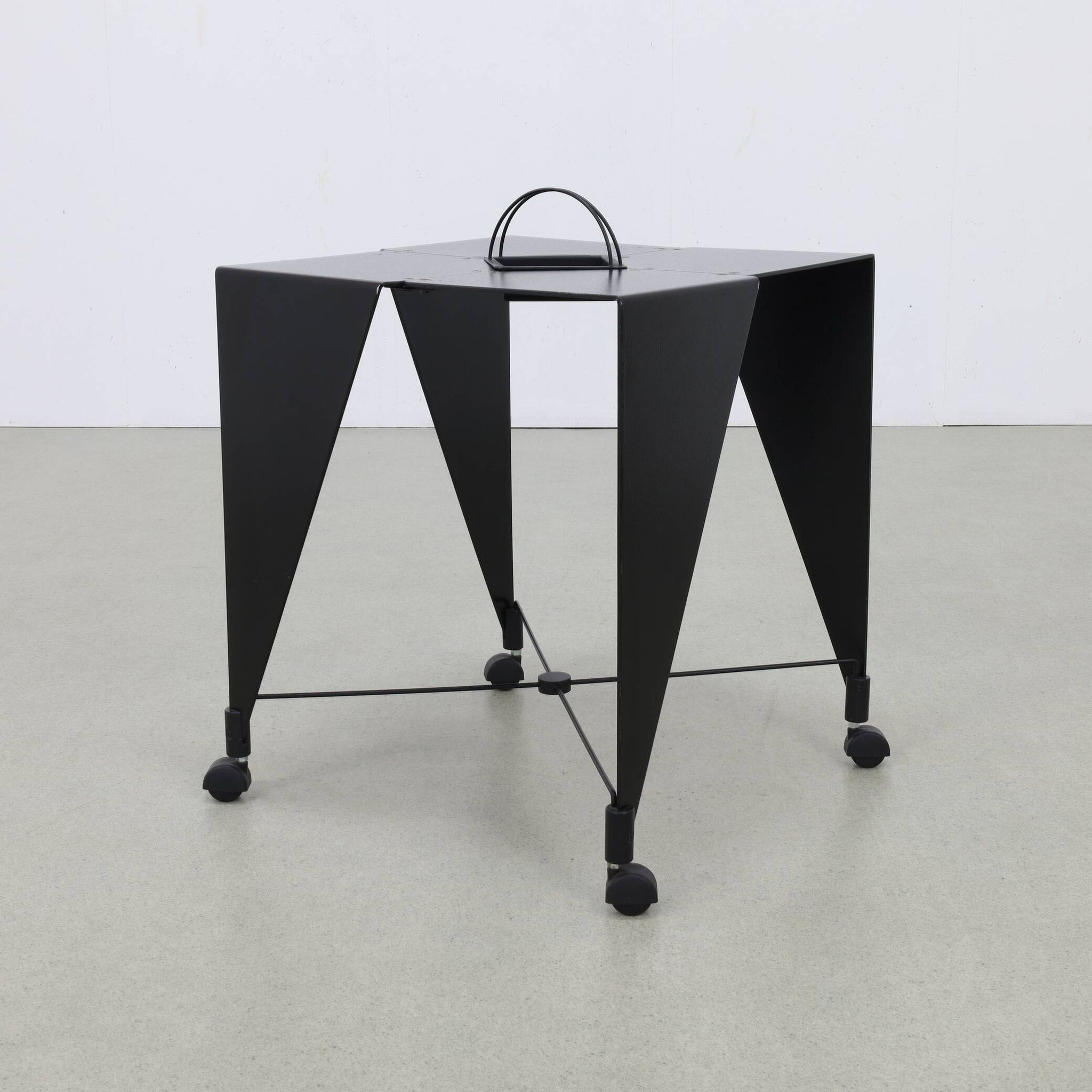 Table d'appoint sur roulettes Harlequin Errebi Italie, années 80 style Memphis