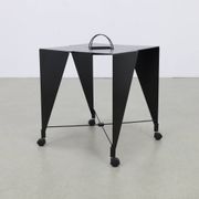 Table d'appoint sur roulettes Harlequin Errebi Italie, années 80 style Memphis