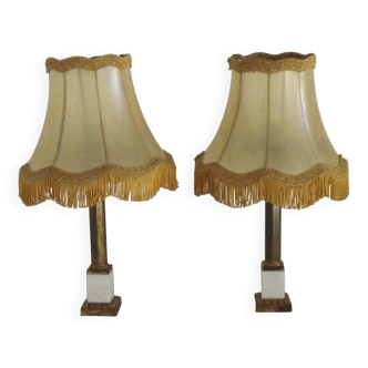 Paire de lampes de table en laiton et en marbre blanc Paire d'abat-jour en peau 5122