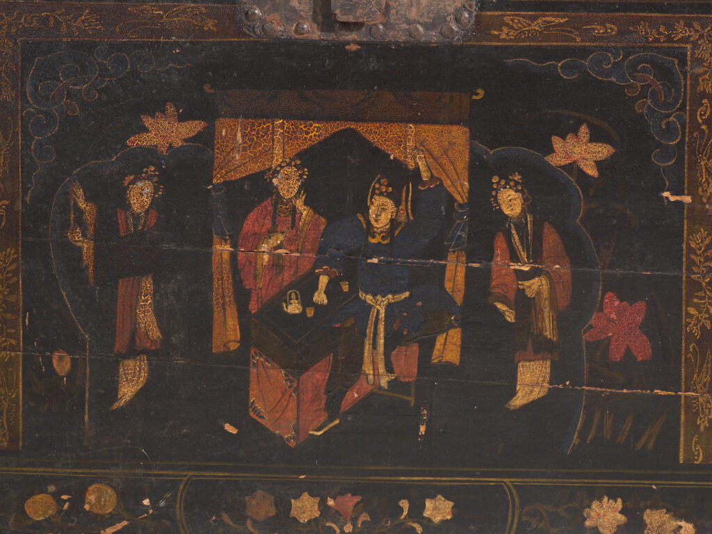 Coffre ancien peint en bois de pin – Chine, vers 1900
