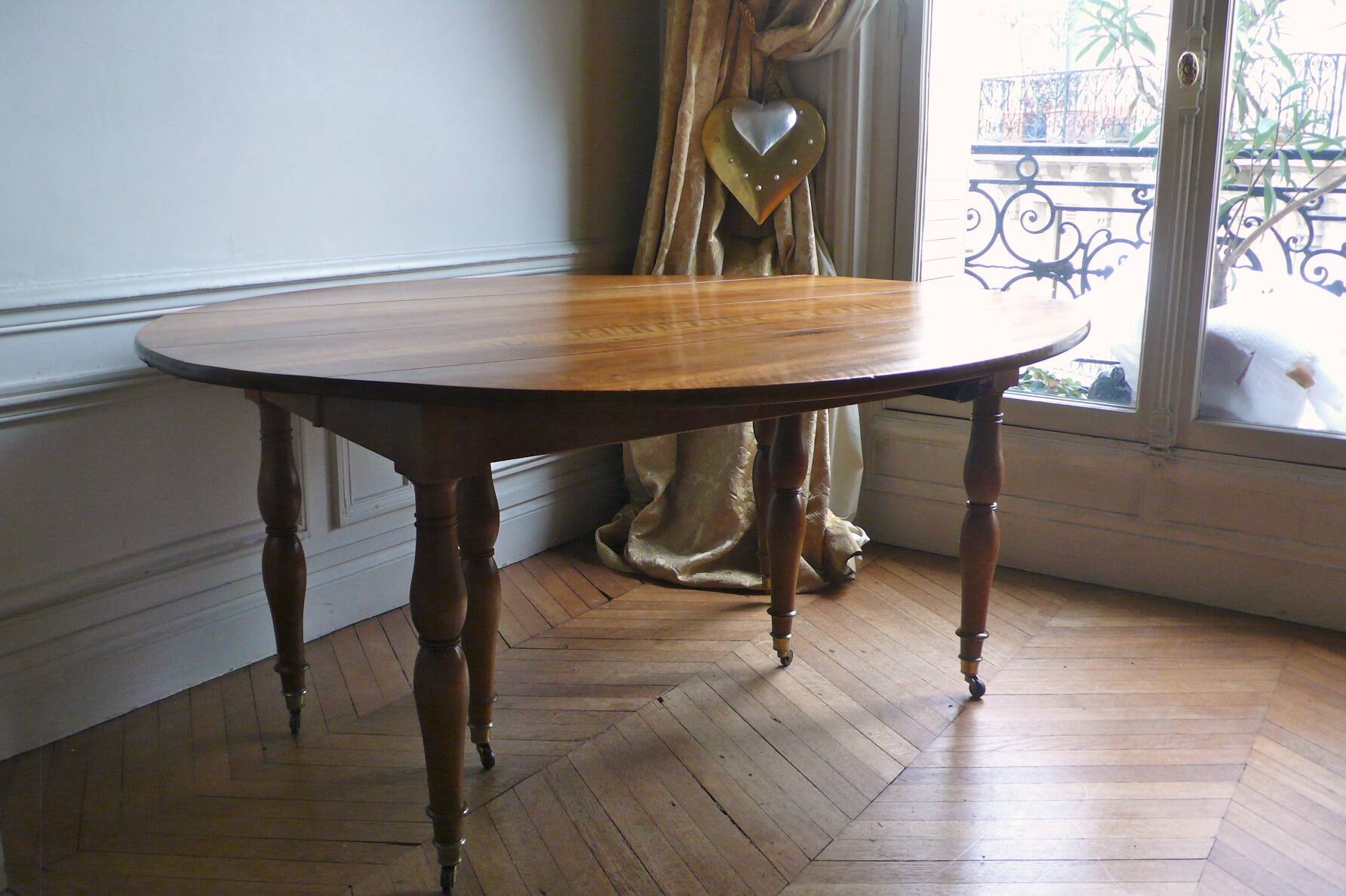Magnificent 19th century walnut dining table
