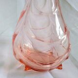 Vase en verre rose effet drapé