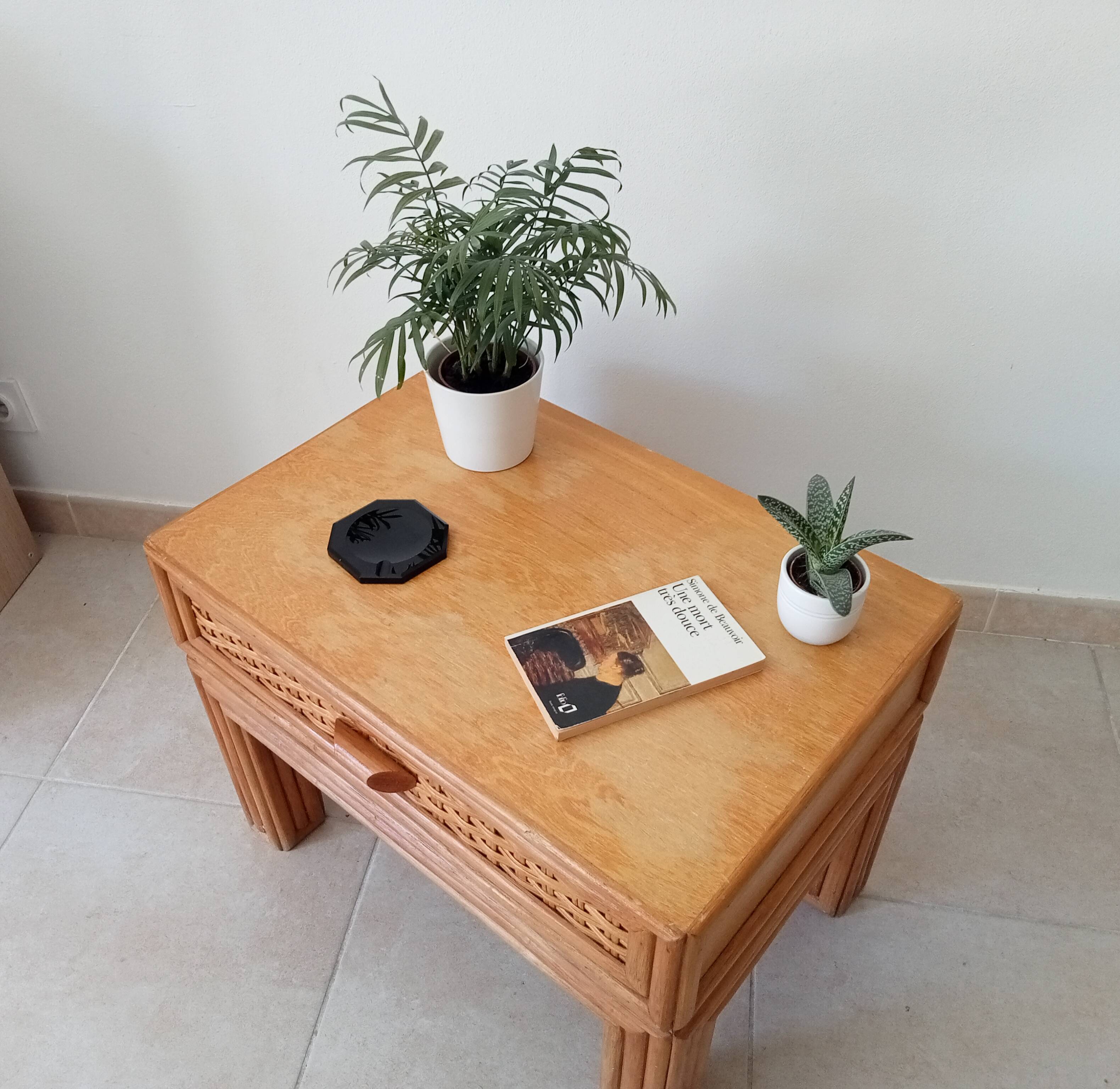 Vintage side table in bamboo and rattan from the 1970s.