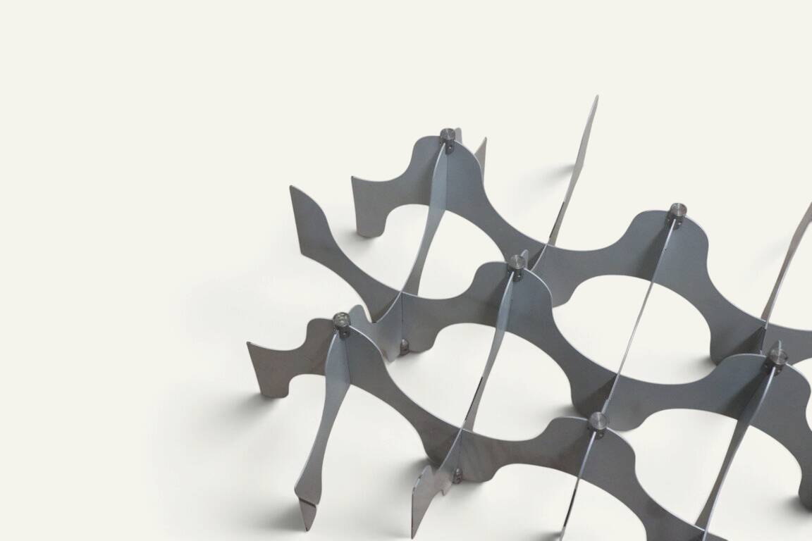 Minimalist sculptural coffee table in metal and glass – 1970
