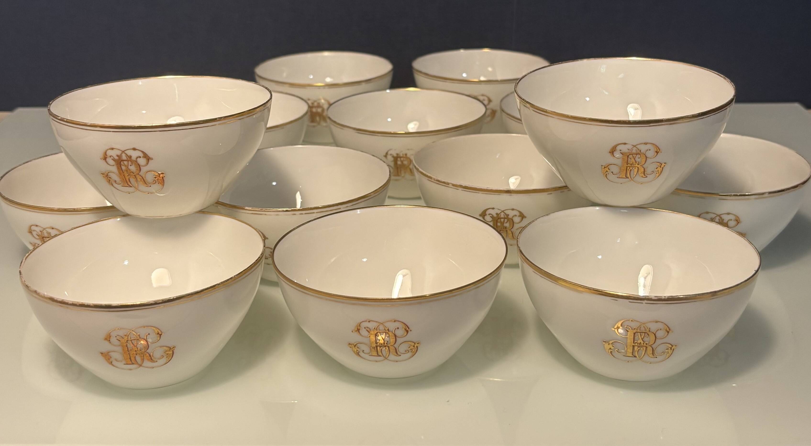 Service à thé en porcelaine (Limoges) 35 pieces monogrammè à liseré doré
