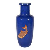 Chine, xixe siècle vase en porcelaine  au décor de carpes sur fond bleu