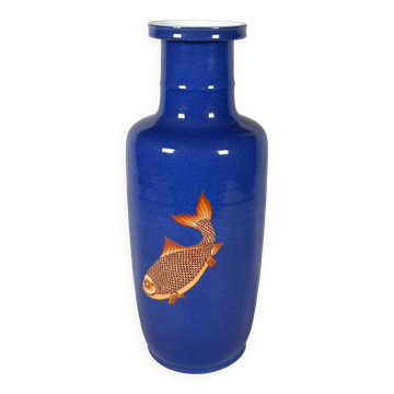 Chine, xixe siècle vase en porcelaine  au décor de carpes sur fond bleu
