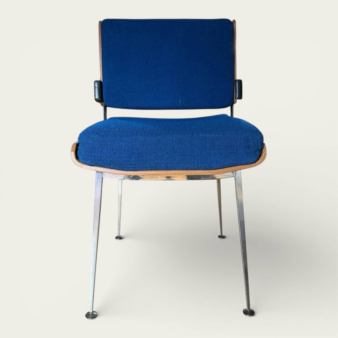 Pair of Marcom chairs in electric blue fabric, teak and chrome metal, 1970.