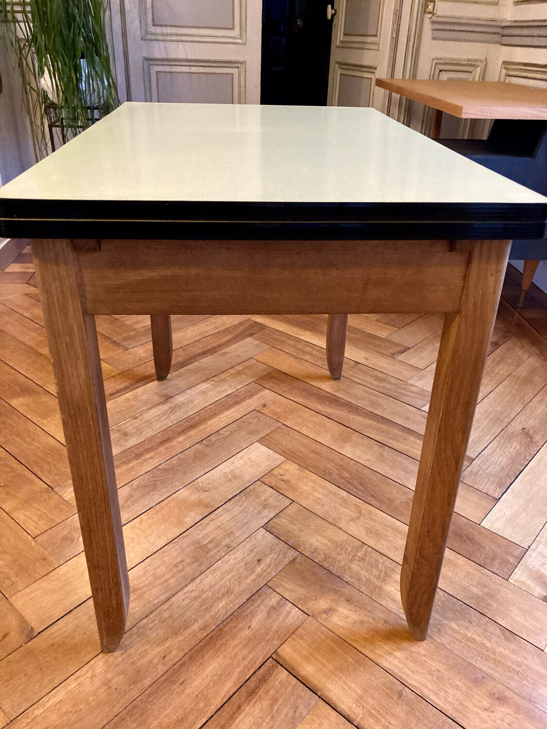 Expandable yellow formica table