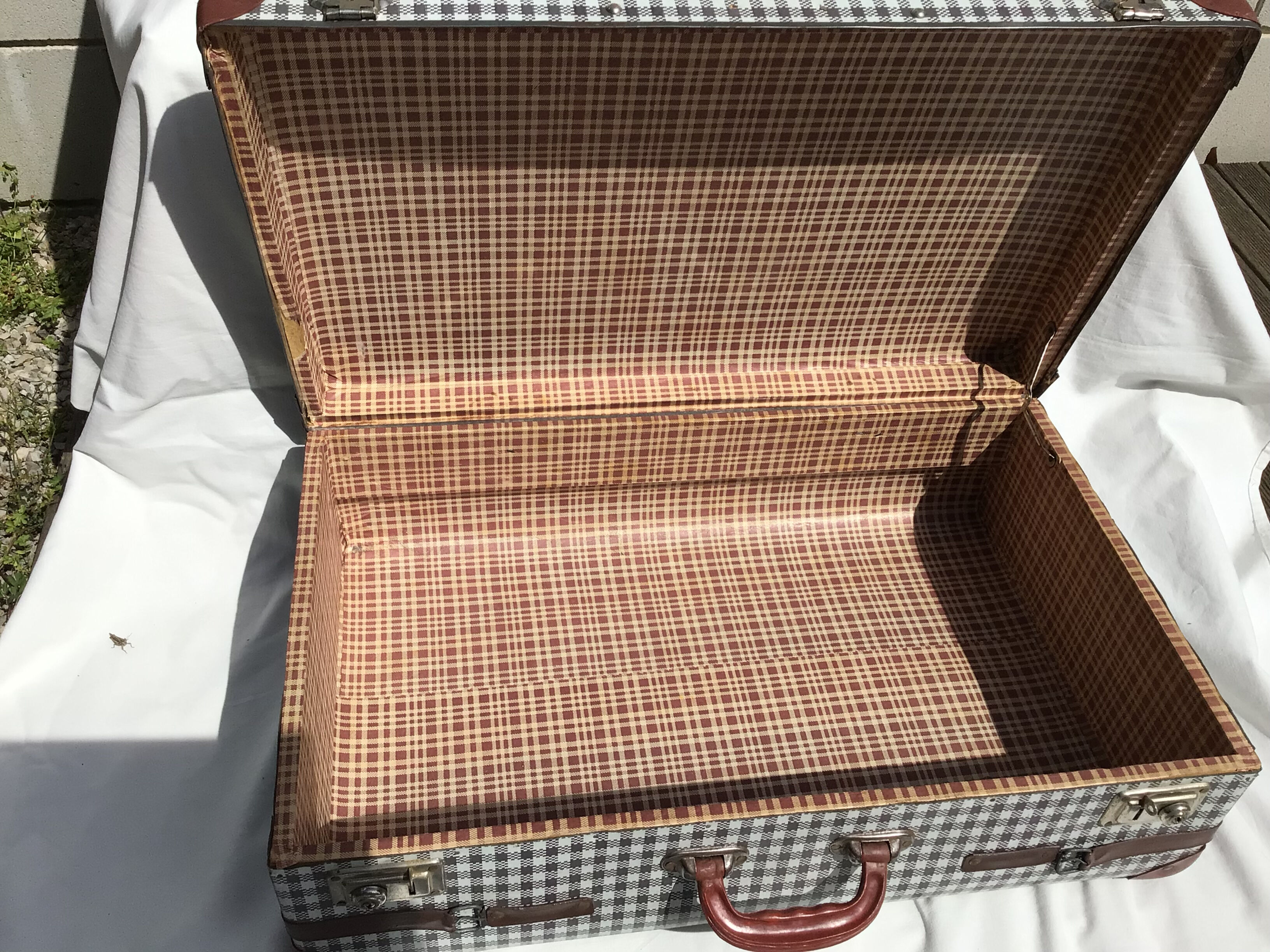 Suitcase cardboard tiles corners brown red