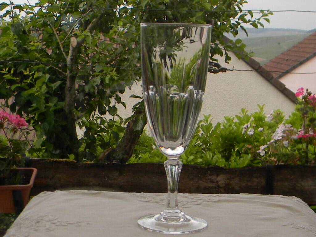 Set of 6 arques crystal champagne flutes. bergamo model.