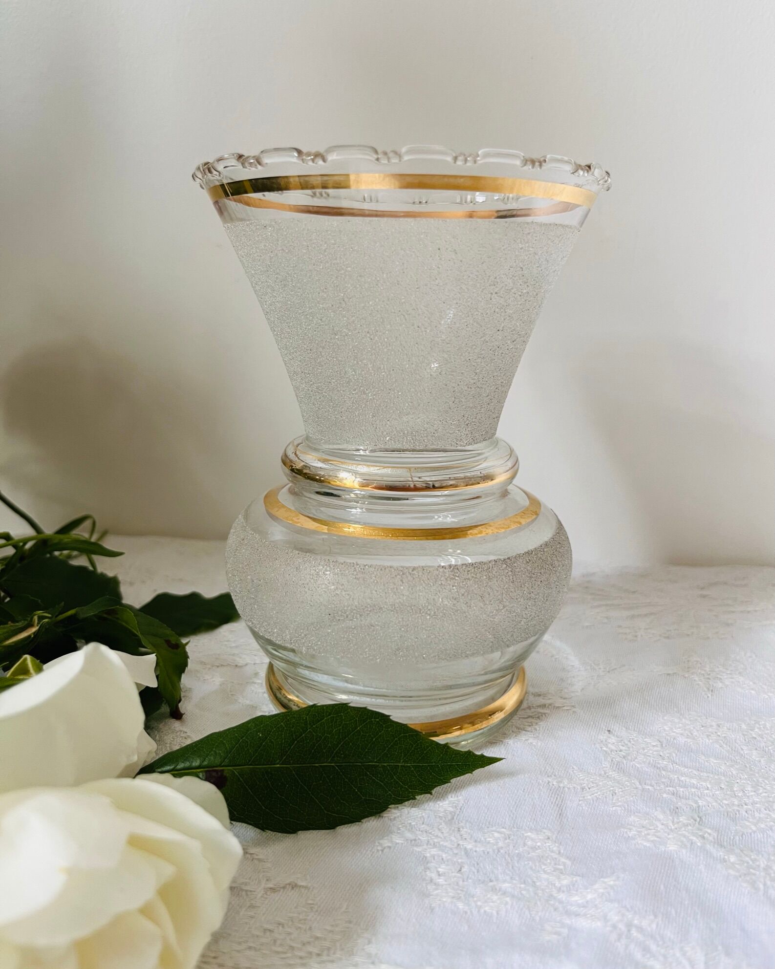 Vase en verre granité blanc, liseré doré, années 50