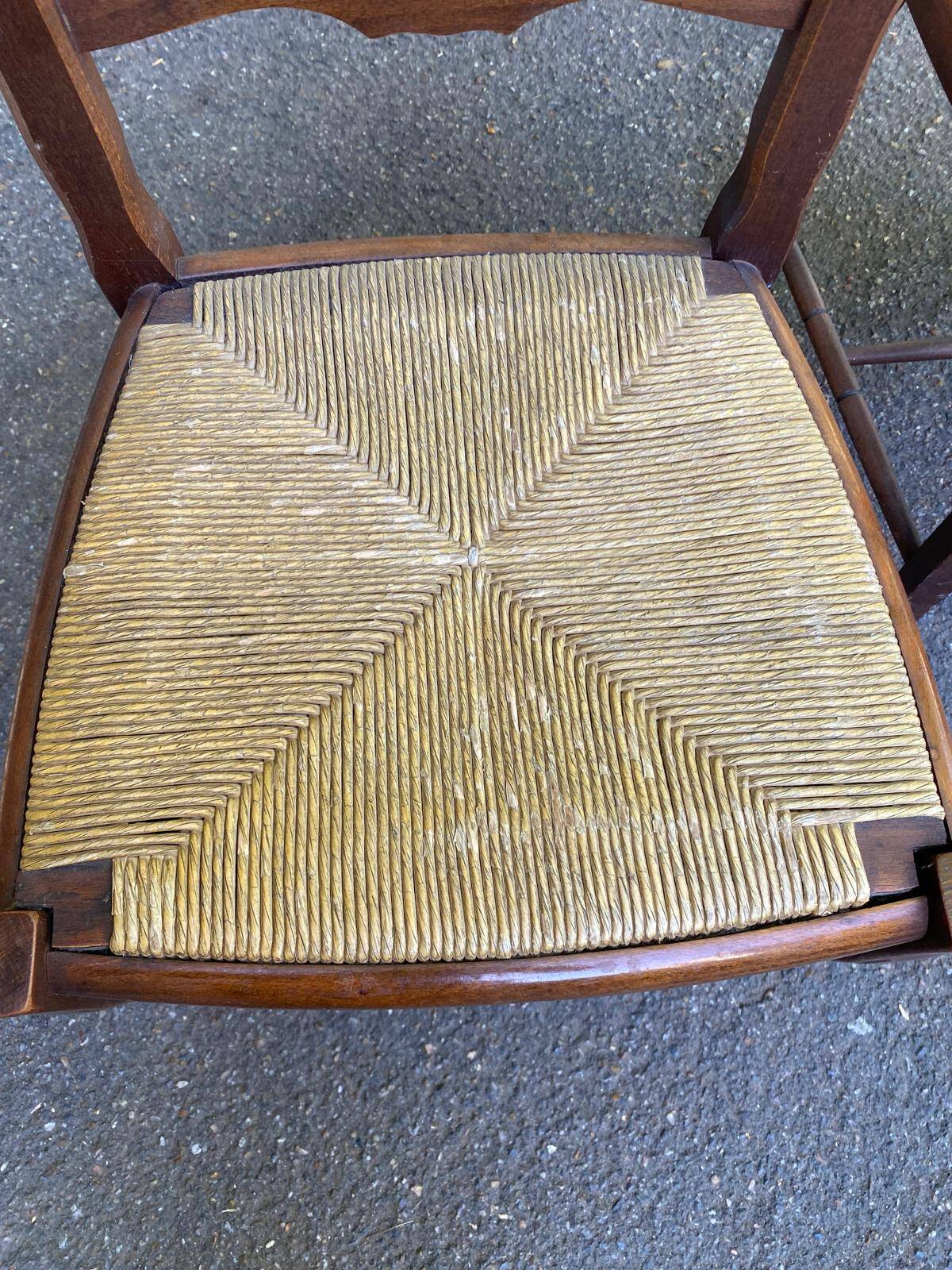 2 dining chairs with carved solid wood and rush seats in Louis XV shell style.