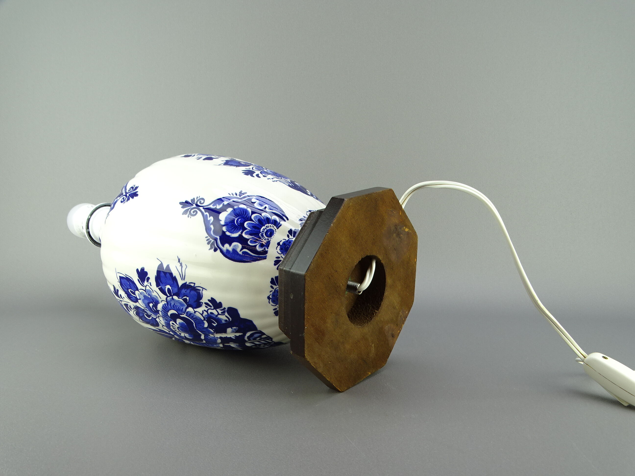 Bedside lamp in Delft earthenware