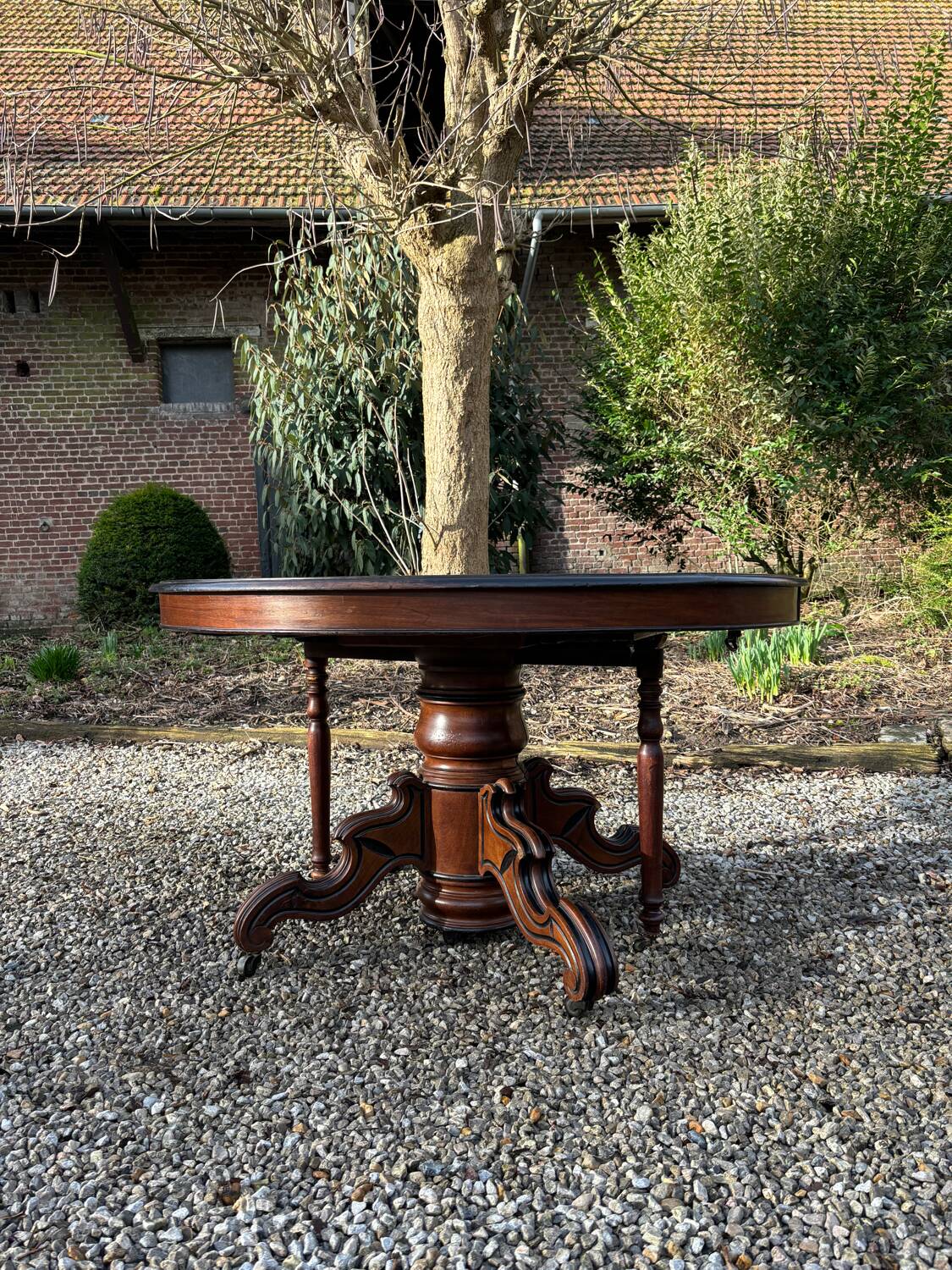 Large oval mahogany dining table from the 19th century Restoration period