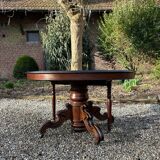 Large oval mahogany dining table from the 19th century Restoration period