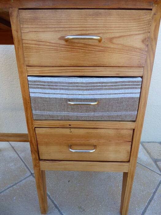 Bureau 3 tiroirs en bois et toile de lin –Totalement restauré