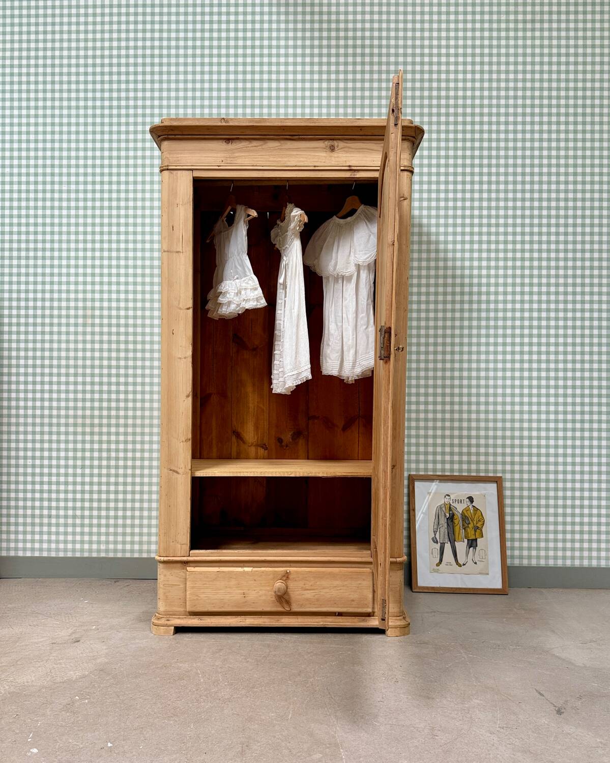 English bonnet maker with wardrobe (renovated)