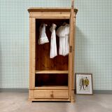 English bonnet maker with wardrobe (renovated)