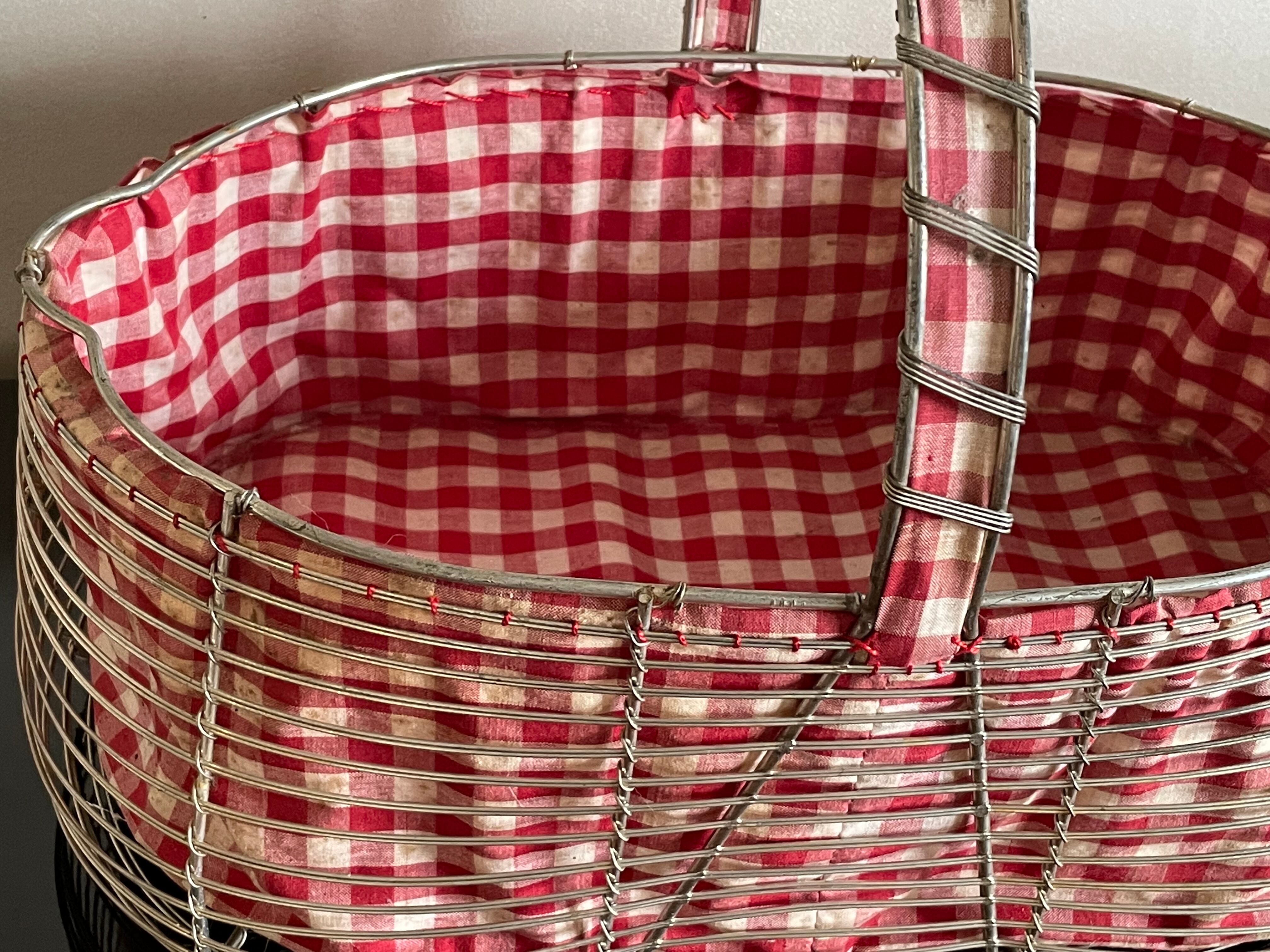 Panier en fer et vichy rouge