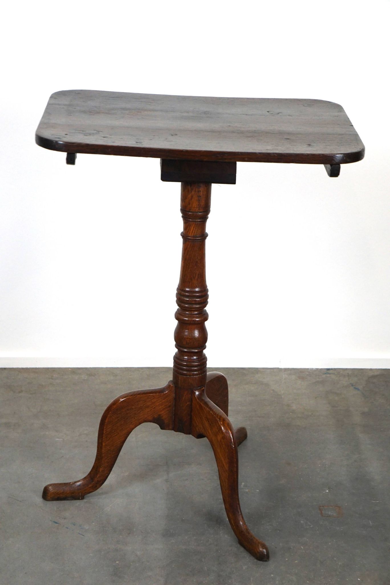 Belle table/table d'appoint anglaise antique à plateau inclinable avec un plateau carré