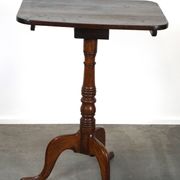 Belle table/table d'appoint anglaise antique à plateau inclinable avec un plateau carré