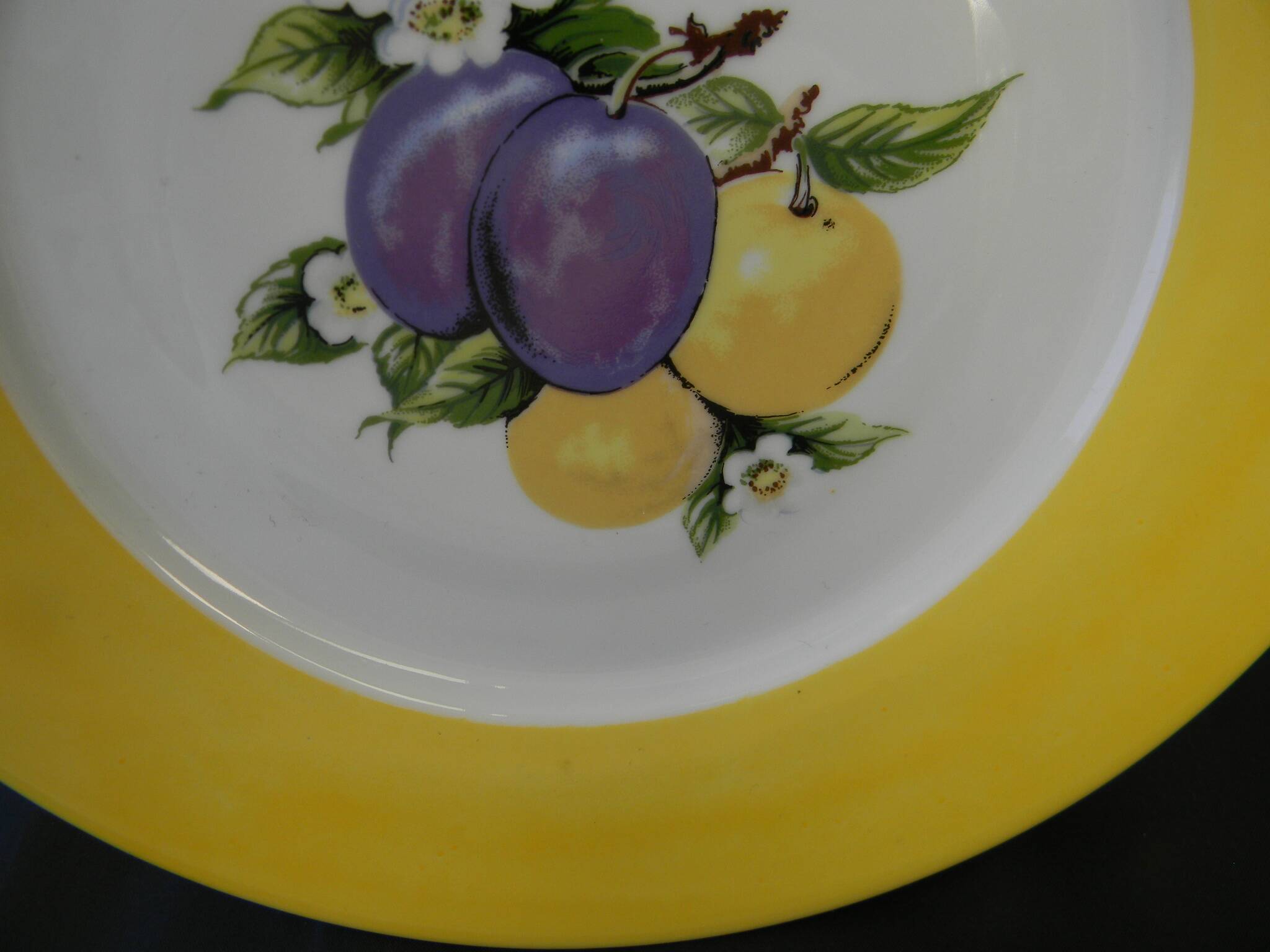 6 flat plates in porcelain from LIMOGES. Fruit decoration.