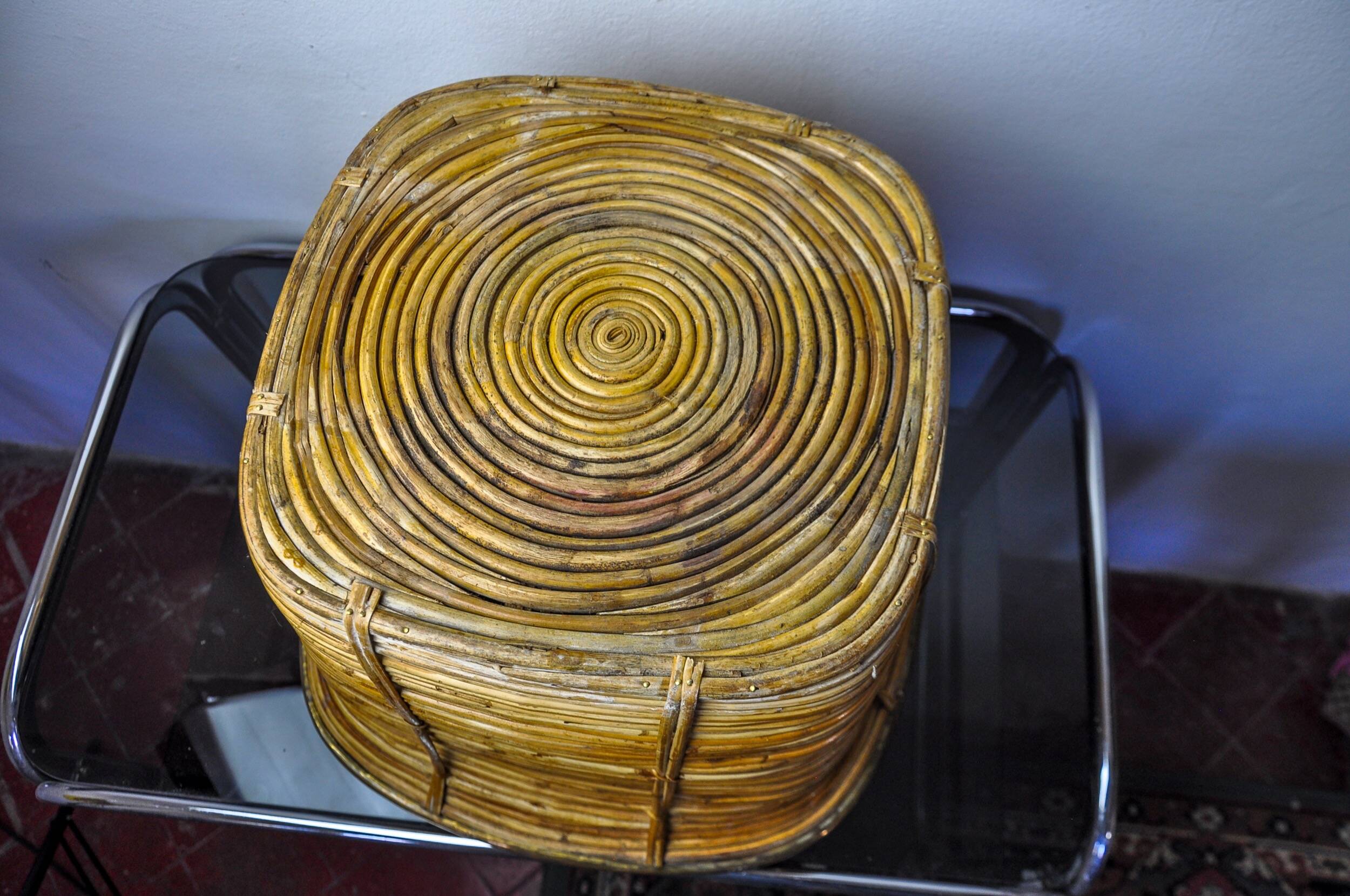 XL basket in rattan and brass, Italy, 1970, 44cm diam