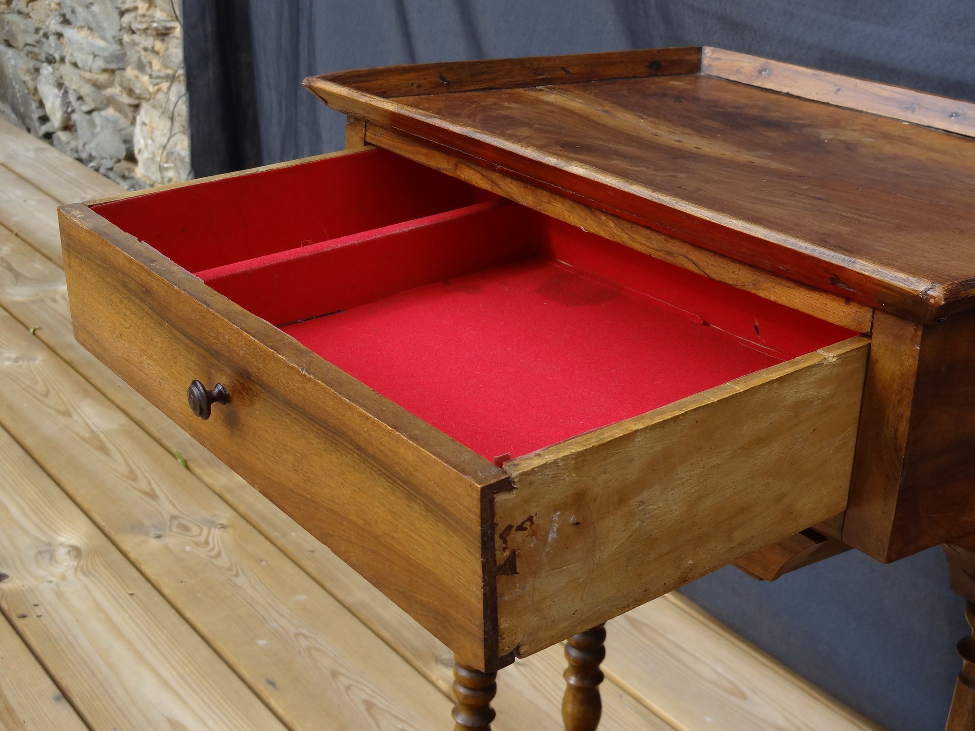 Walnut work table with two drawers, early nineteenth, 46 x 65 cm