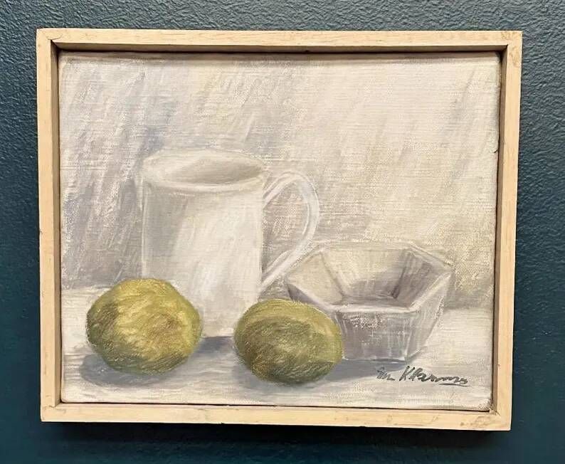 Original Swedish Oil on Canvas – “Jug, Bowl and Fruits” by Main Klarmo‑Kärred – Signed – 1961 – Vintage & Framed – 49×40.5 cm (19.3"×15.9")