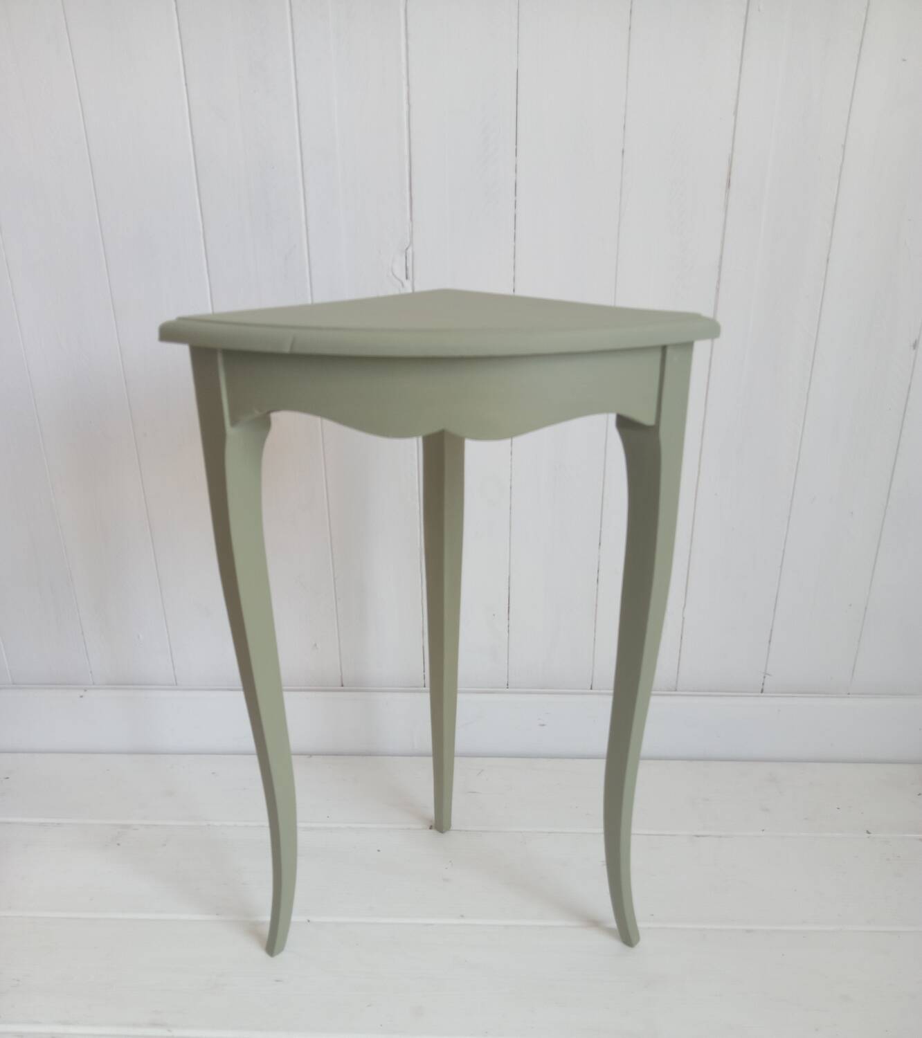 Corner pedestal table