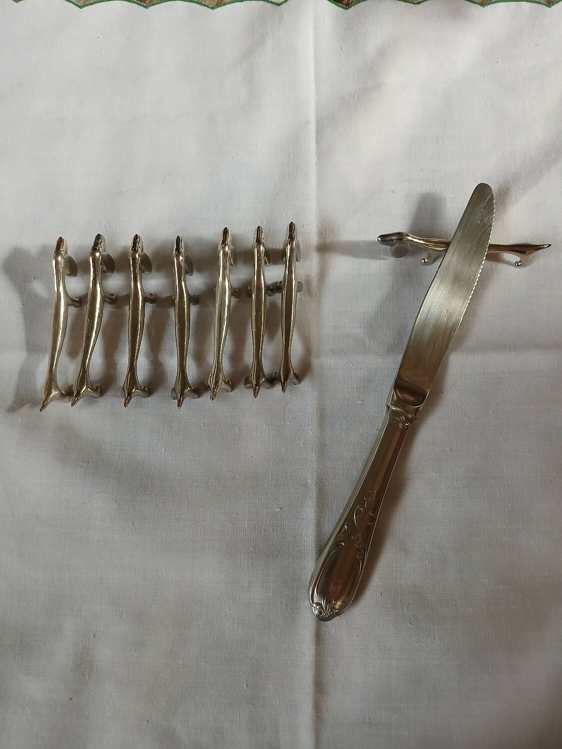 8 metal knife holders/dogs