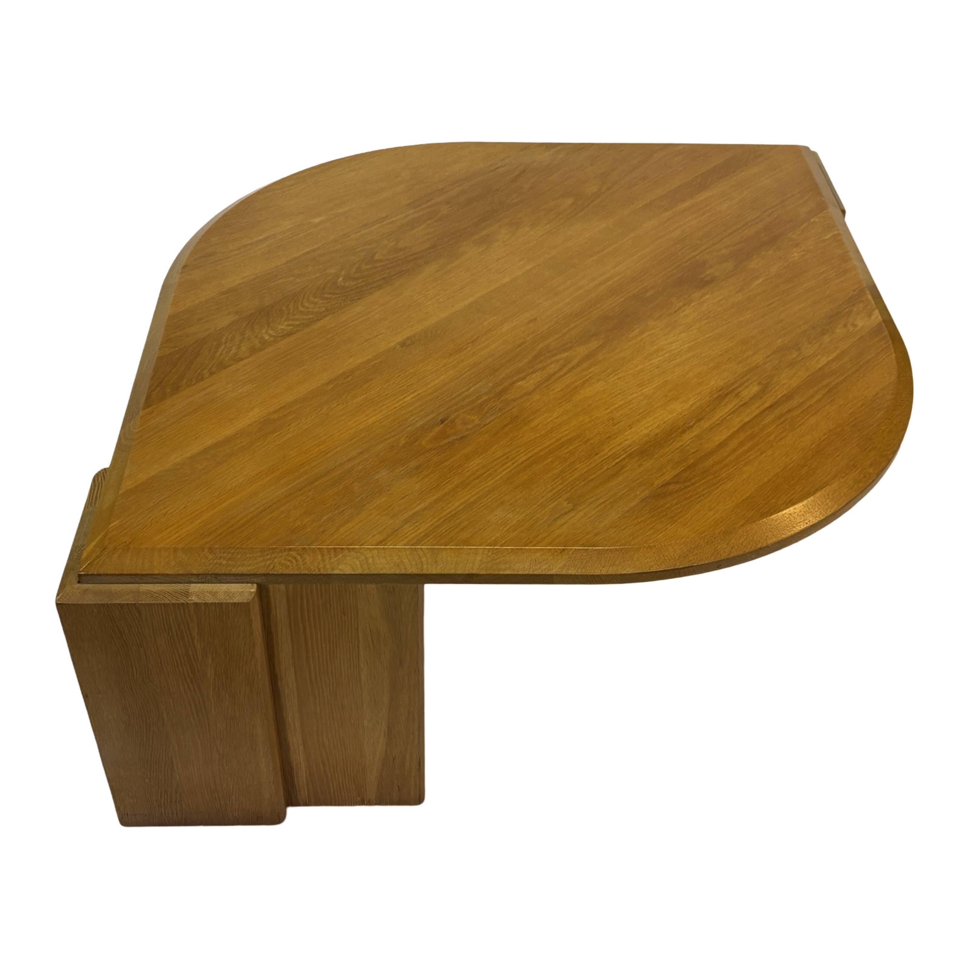 Table basse vintage en forme de larme wabi sabi brutaliste en chêne massif
