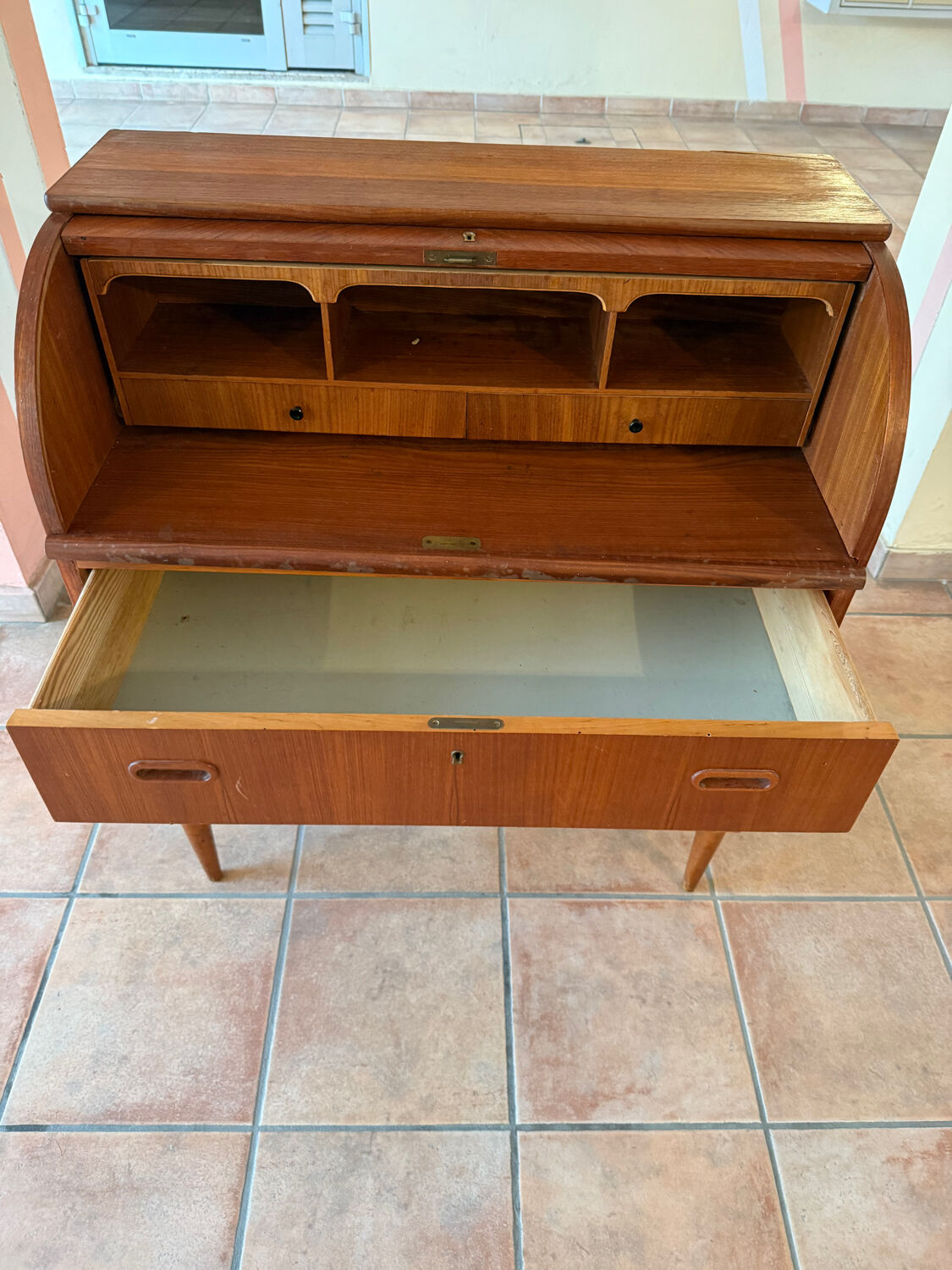 Scandinavian secretary