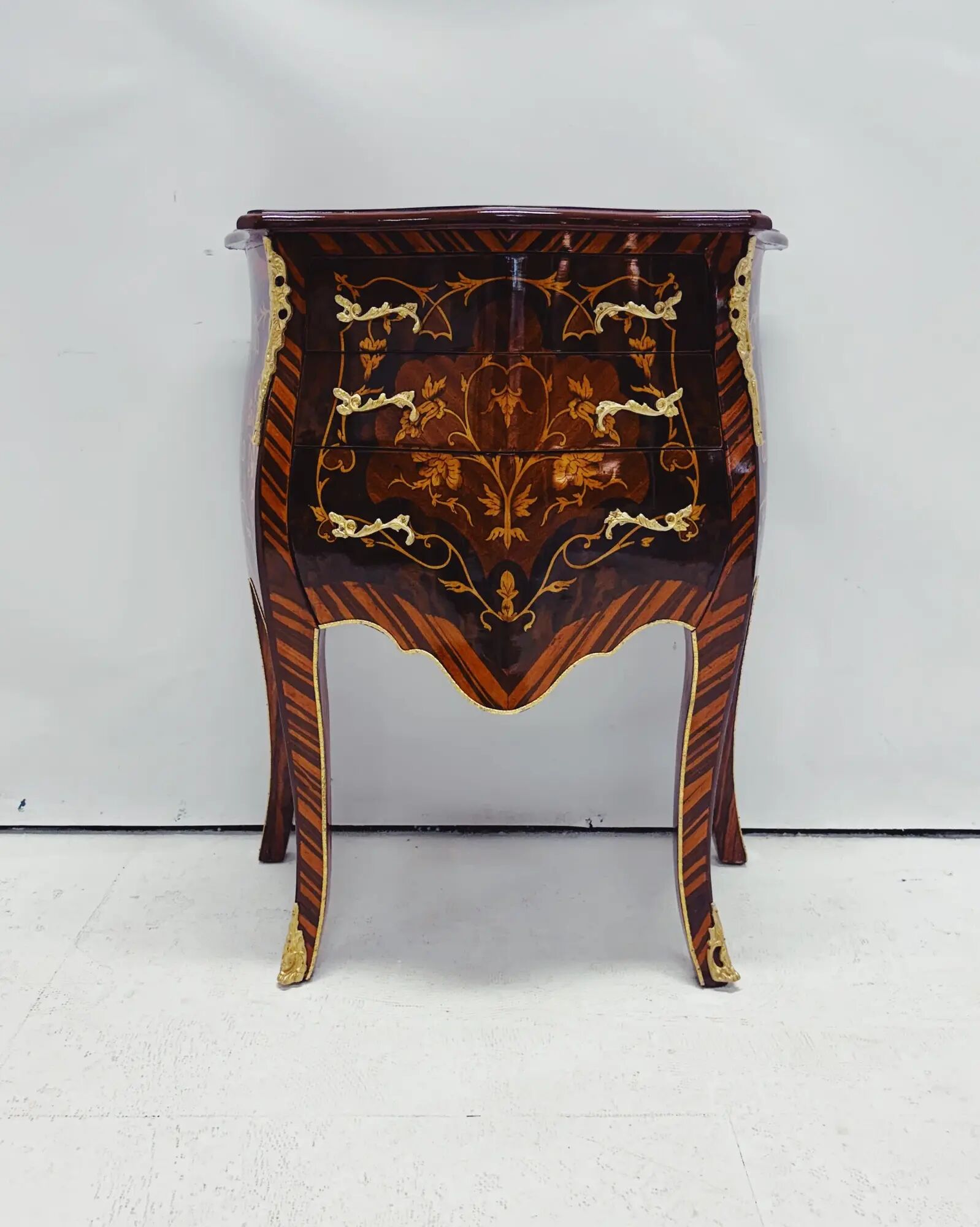 Marquetry chest of drawers with inlay in Louis XV style