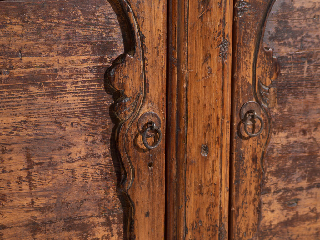 Pine buffet with two doors and scalloped panels – China, circa 1950