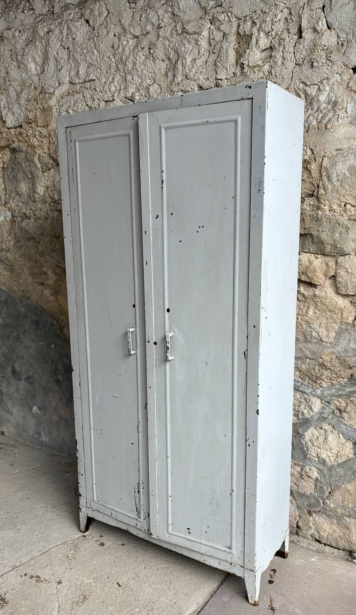 Armoire industrielle d’atelier en métal riveté - vintage 1960