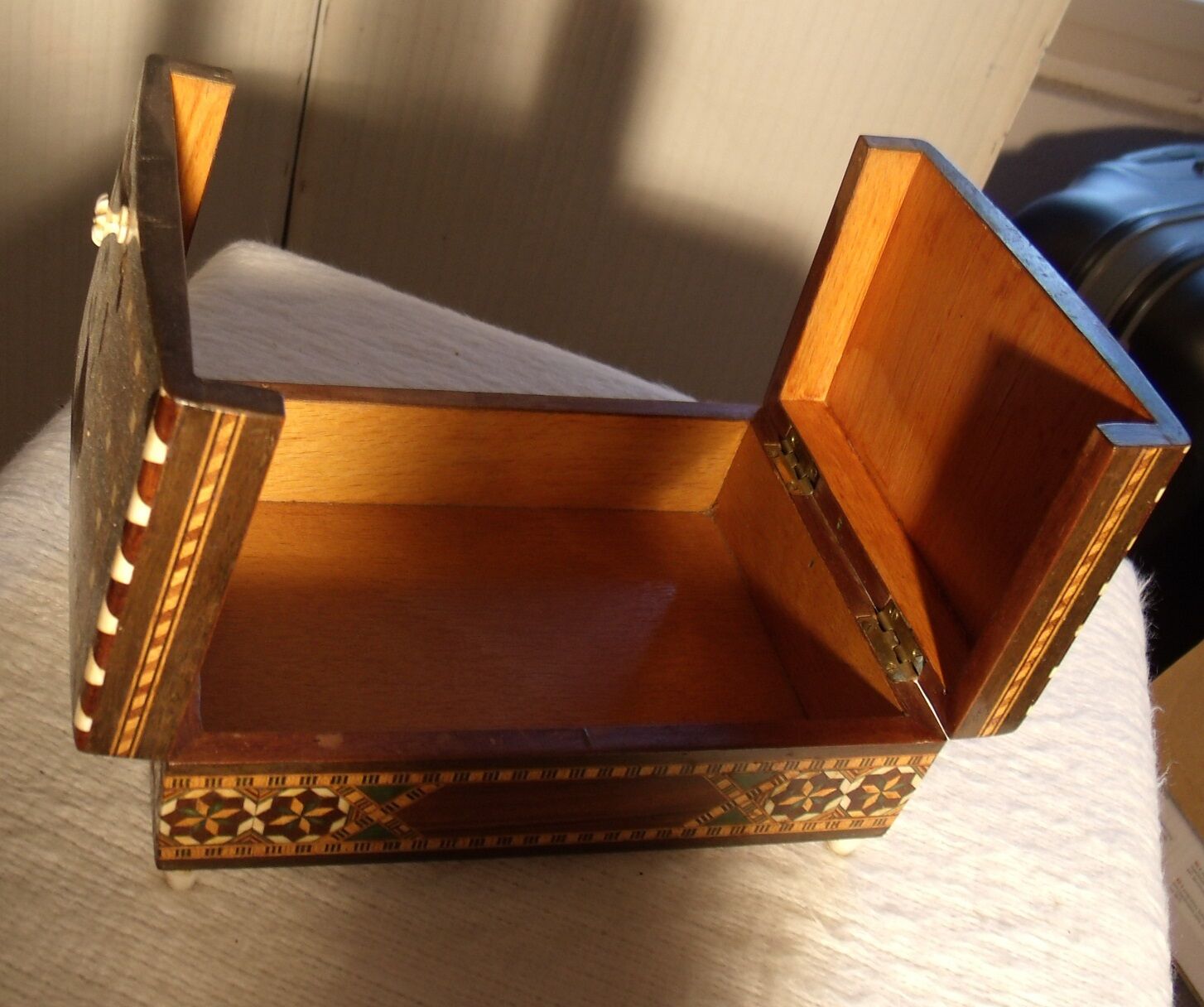 Box in wood marquetry with inclusion