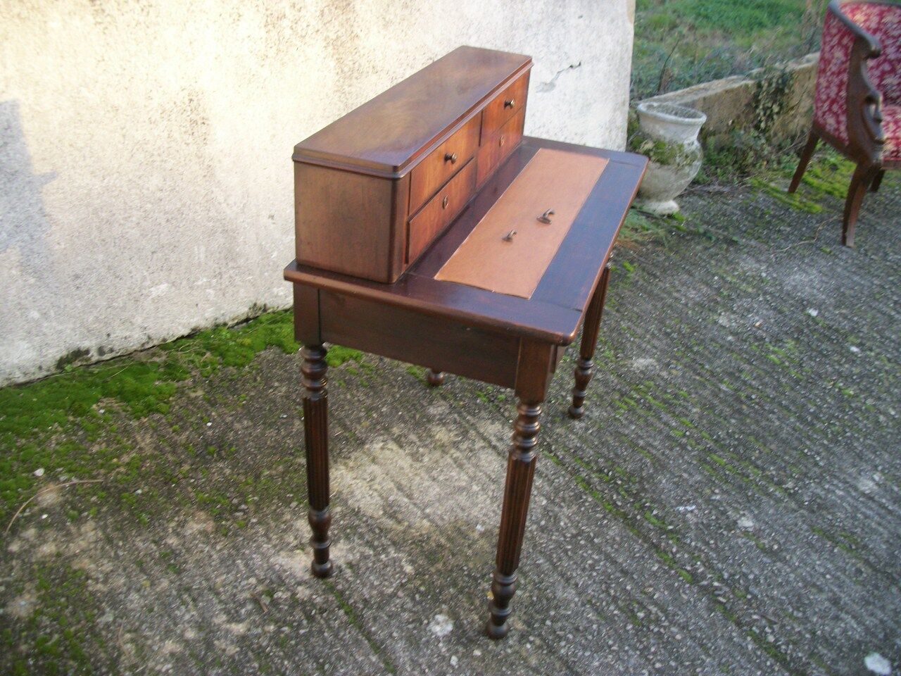 Small stepped nureau