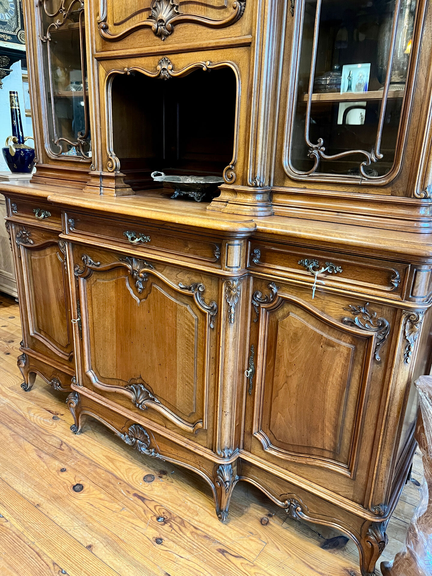 Buffet Noyer de style Louis XV