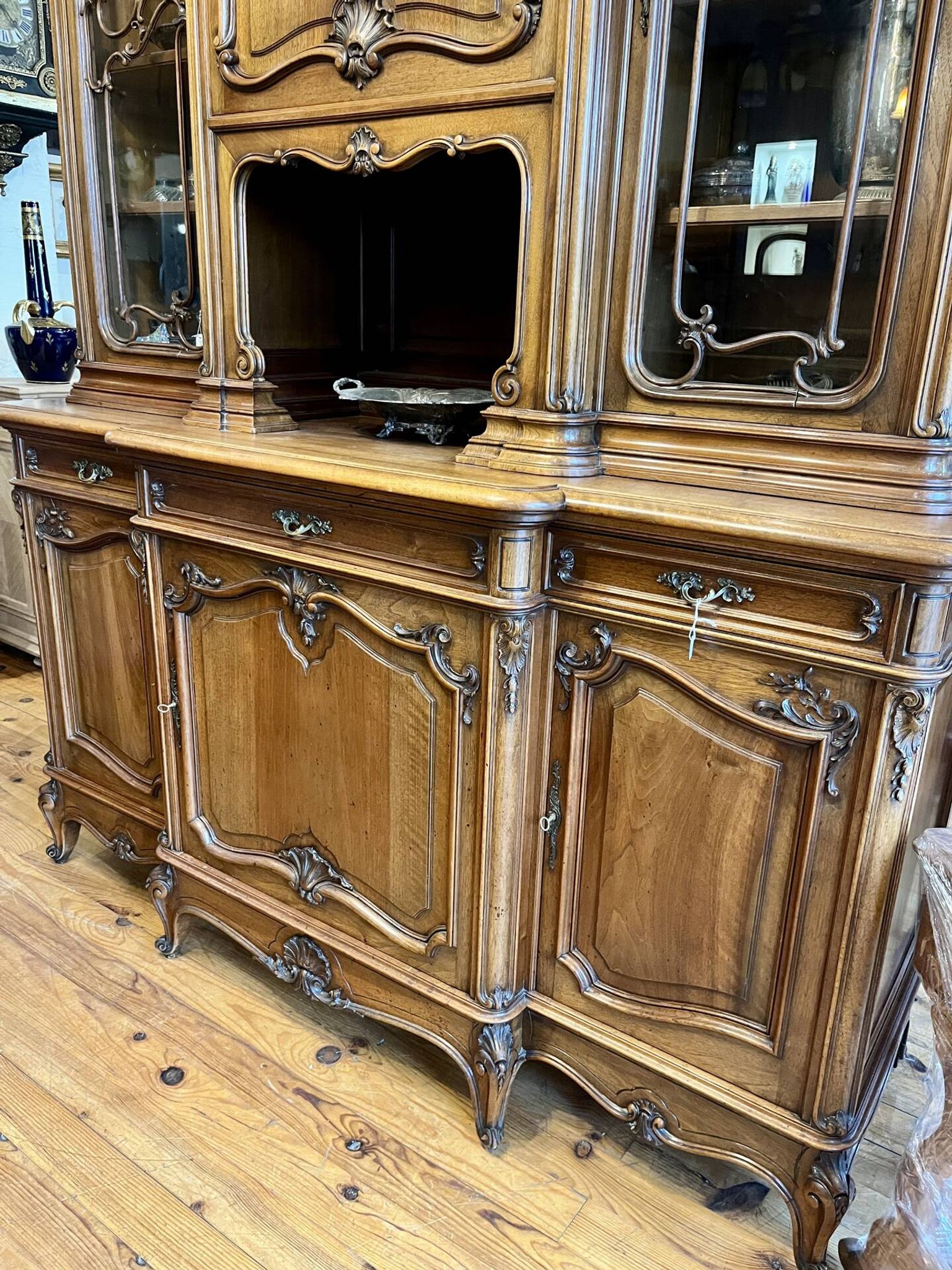 Buffet Noyer de style Louis XV