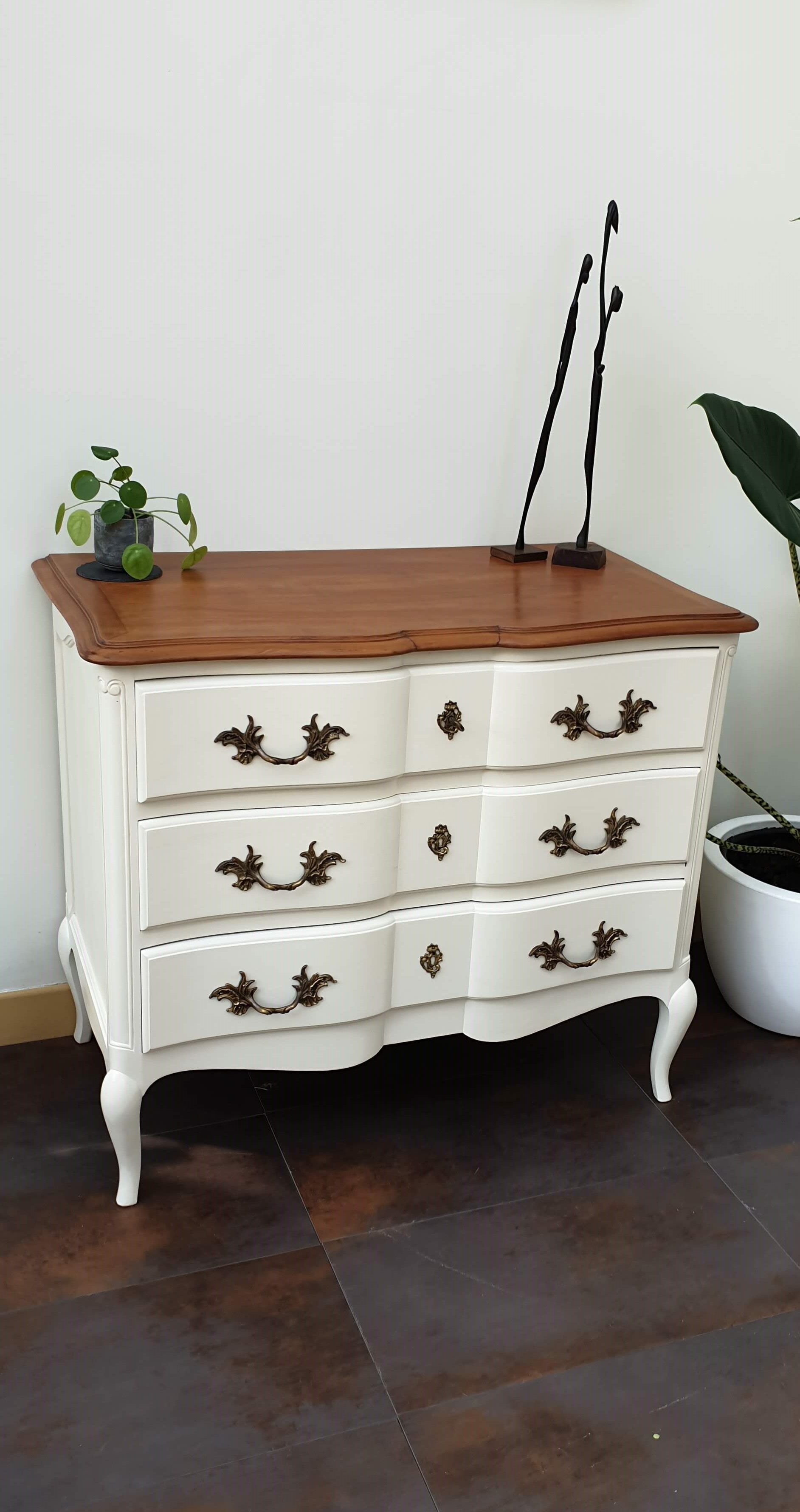 Creme white chest of drawers