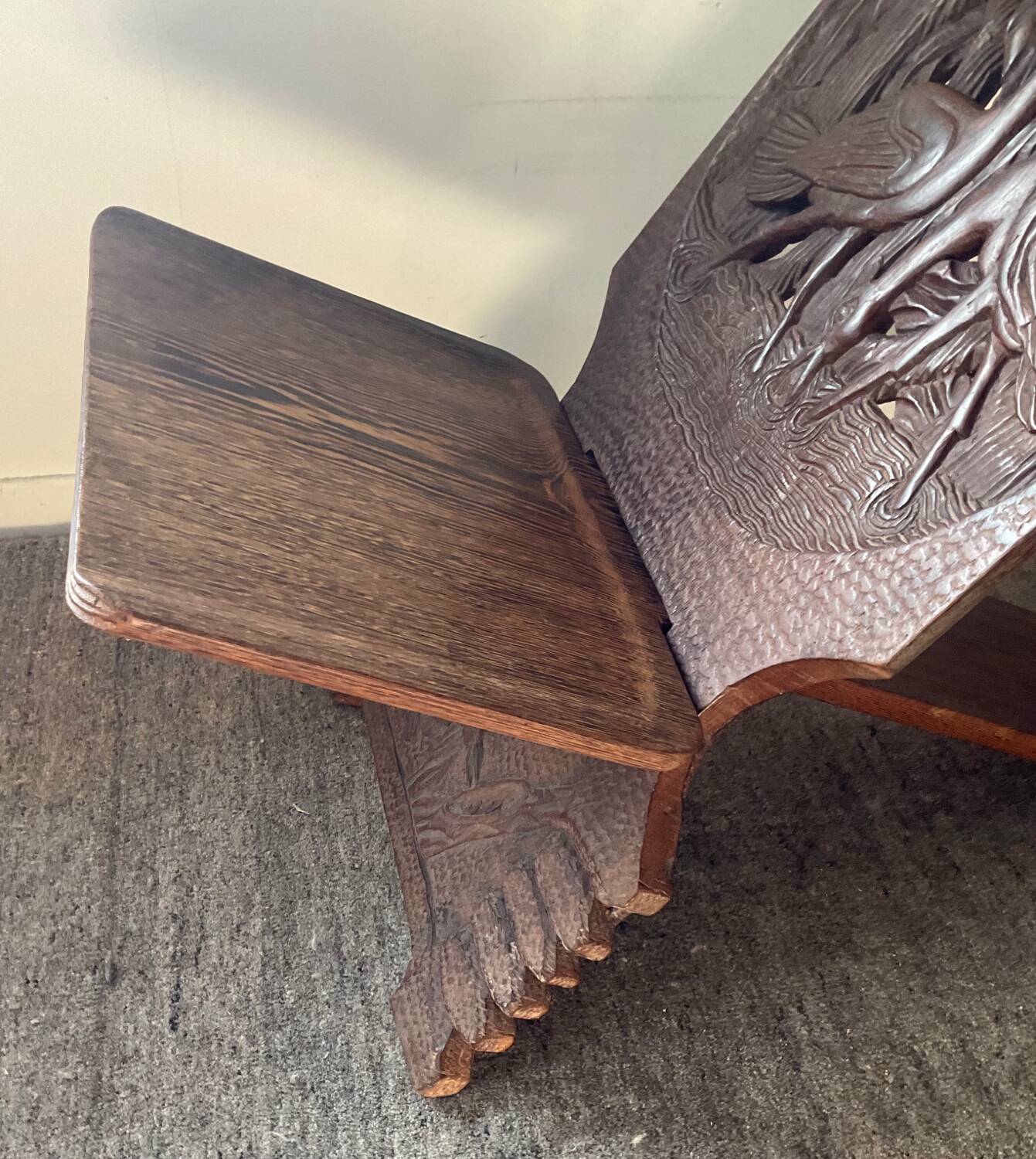 Chaise vintage à palabre en bois sculpté