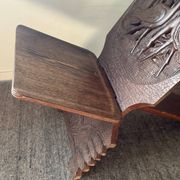 Chaise vintage à palabre en bois sculpté